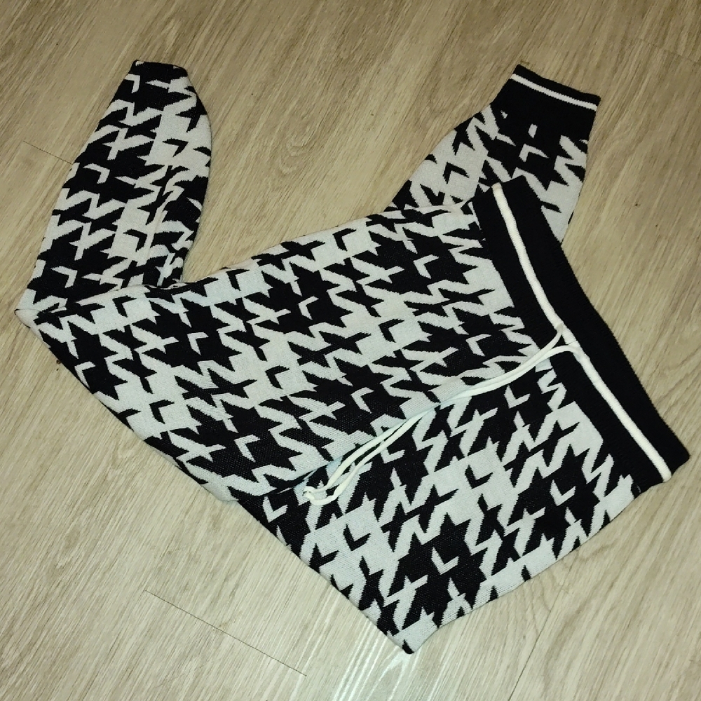 Crown & Ivy Black and White Patterned Pants